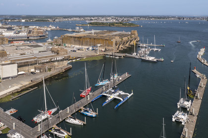 France, Morbihan (56), Lorient, le port de Lorient La Base dans l'ancienne base de sous-marins construite par les Allemands, il est conçu et équipé de façon à accueillir les professionnels du nautisme, les événements nautiques et les grandes unités telles que les monocoques et les multicoques de la Course au Large, voilier maxi-trimaran-hydroptère Maxi Banque populaire XI du navigateur Armel Le Cléac'h (vue aérienne)