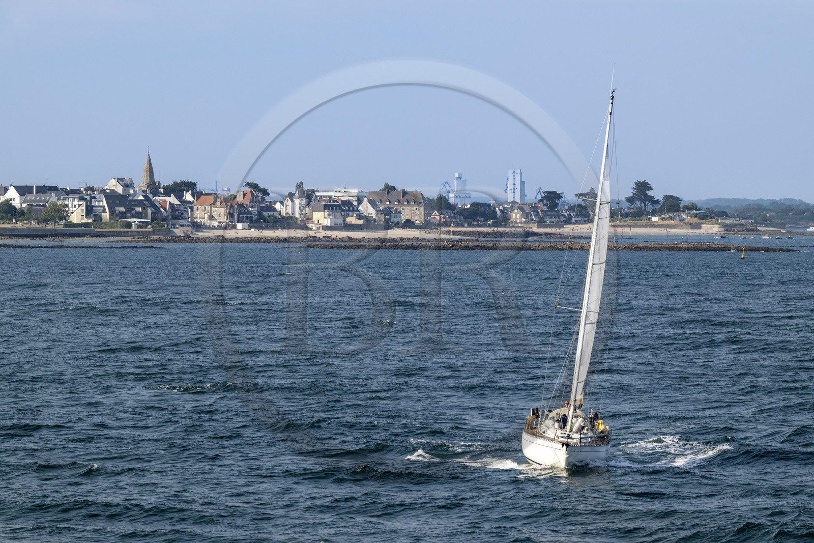 France, Morbihan (56), voilier en rade de Lorient et Larmor-Plage en arrière plan