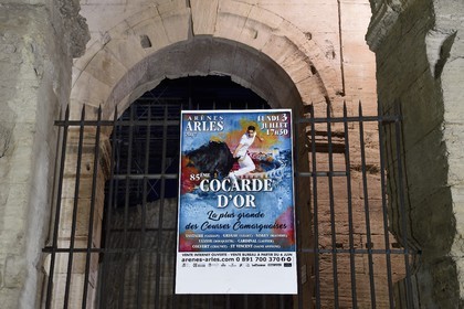 France, Bouches-du-Rhône (13), Arles, les Arènes, amphithéâtre romain de 80-90 après JC, classé Patrimoine Mondial de l'UNESCO, affiche annoncant la course camarguaise la Cocarde d'Or