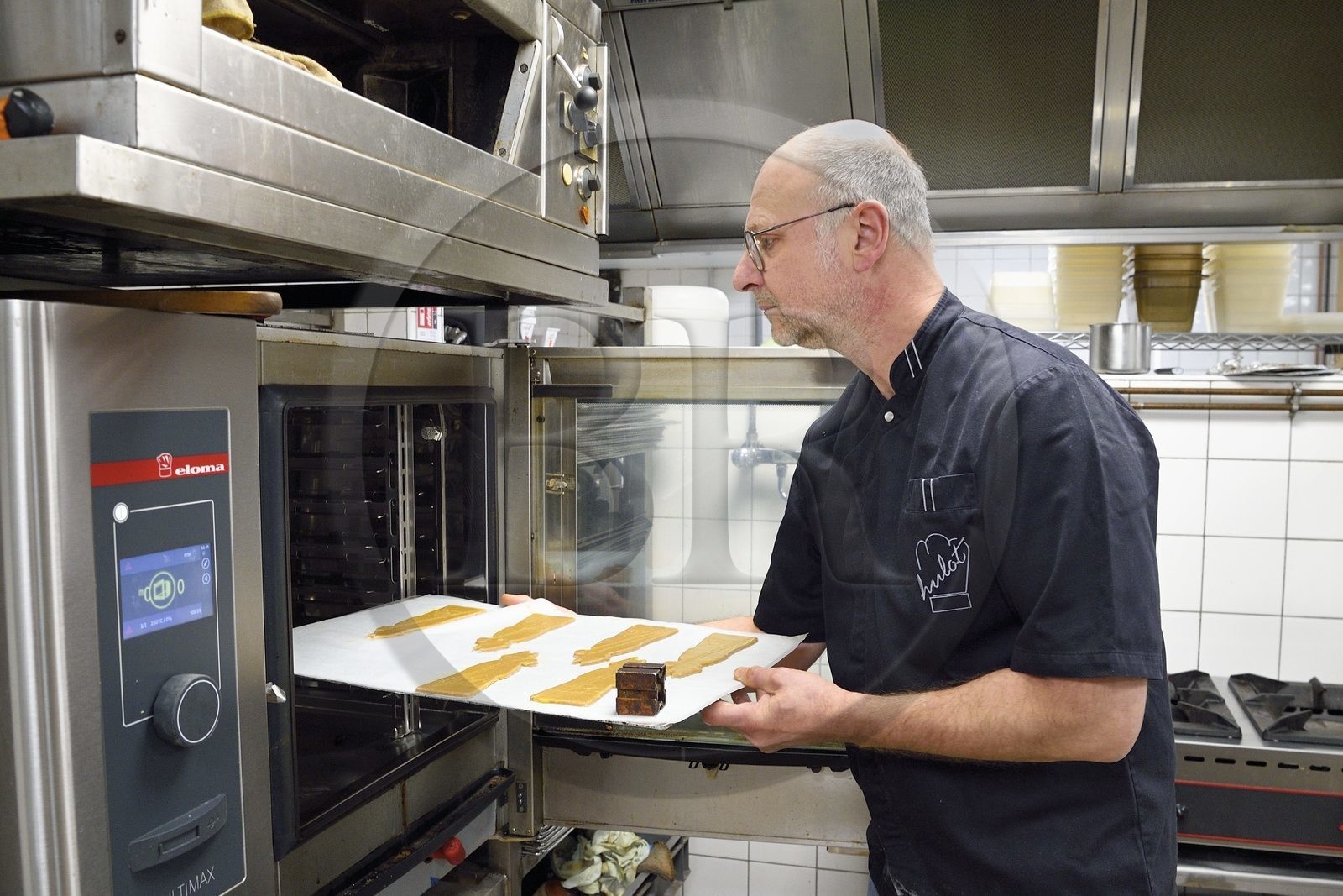 France, Meurthe-et-Moselle (54), Nancy, le patissier Didier Hulot à la fabrication du pain d'épice de la Saint-Nicolas, la pâte est enfournée