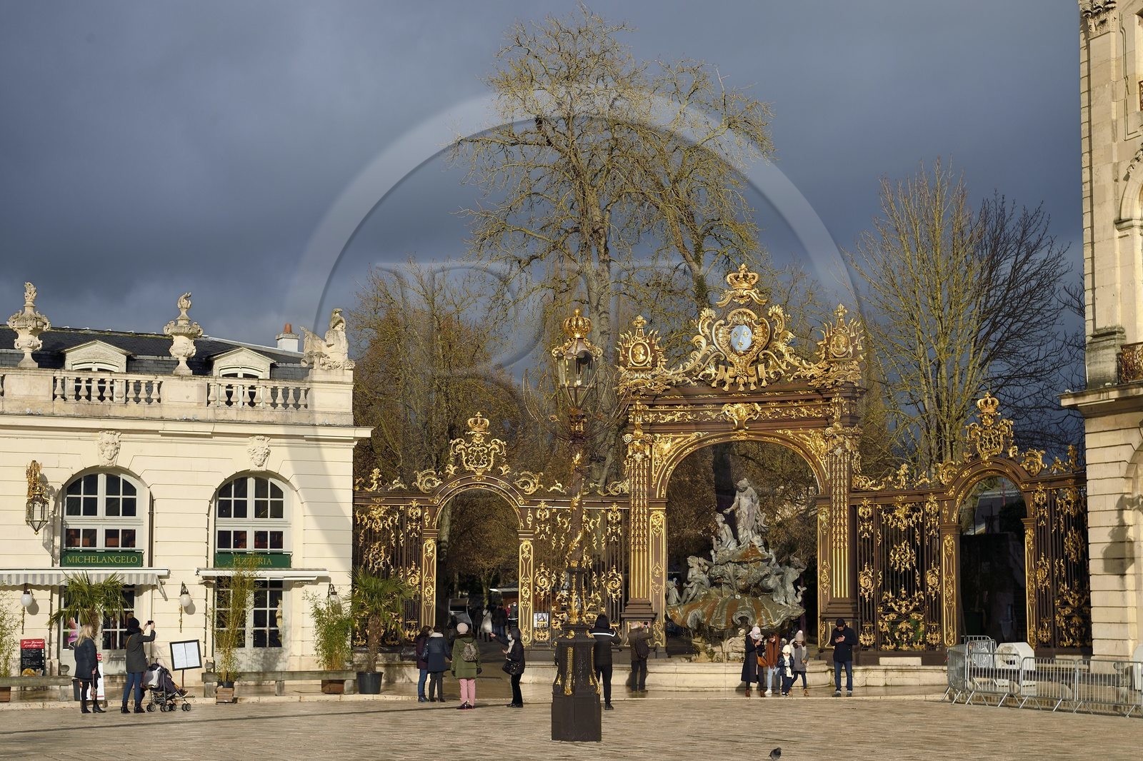 France, Meurthe-et-Moselle (54), Nancy, place Stanislas (ancienne Place Royale) lors de la fête de la Saint-Nicolas, classée Patrimoine Mondial de l'UNESCO, fontaine d'Amphitrite et grille en feuille d'or de Jean Lamour