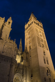 Espagne, Andalousie, Séville, quartier de Santa Cruz, la Giralda, ancien minaret almohade de la Grande Mosquée reconverti en clocher de la cathédrale, classé Patrimoine Mondial de l'UNESCO