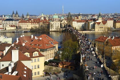 République Tchèque, Prague, centre historique classé Patrimoine Mondial de l' UNESCO, le pont Charles (Karluv Most ou Karlov Most) sur la rivière Vltava et le quartier de Kampa, l'église Notre-Dame-du-Tyn dans la vieille ville (Stare Mesto) en arrière plan à gauche