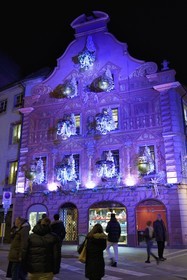 France, Bas-Rhin (67), Strasbourg, vieille ville classée au Patrimoine Mondial de l’UNESCO, décoration de Noël sur la patisserie Christian Meyer