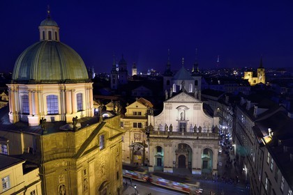 République Tchèque, Prague, centre historique classé Patrimoine Mondial de l'UNESCO, la vieille ville (Stare Mesto), église Saint-François d'Assise à gauche et église Baroque Saint-Sauveur dans le Clementinum