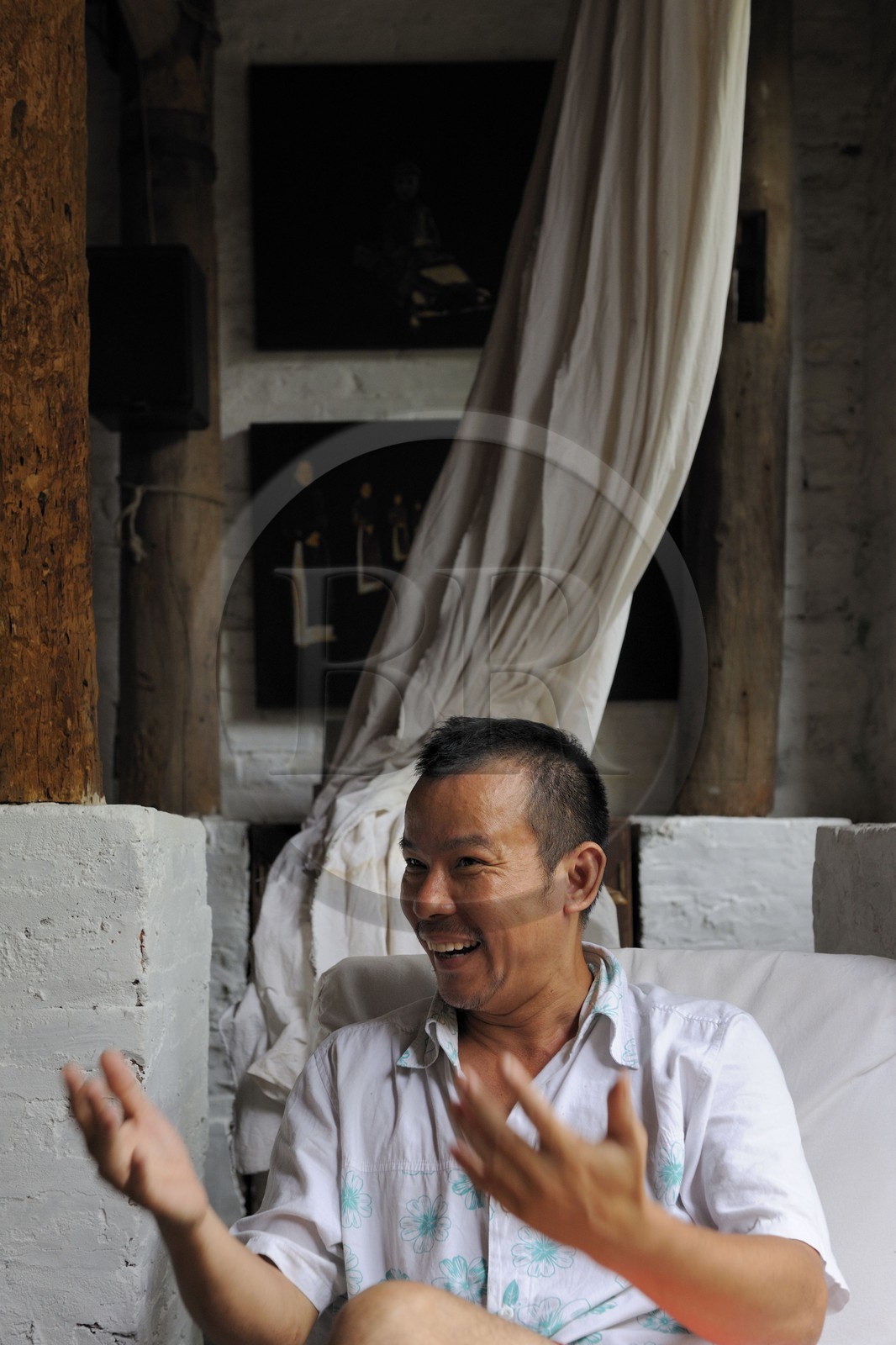 Vietnam, Hanoï, artiste peintre contemporain Le Hong Thai dans sa maison et atelier