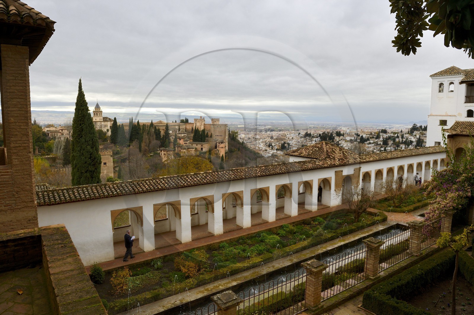 Espagne, Andalousie, Grenade, l'Alhambra, classé Patrimoine Mondial de l'UNESCO, le Généralife, Patio du Canal (Patio de la Acequia), vue sur le Palais de l'Alhambra