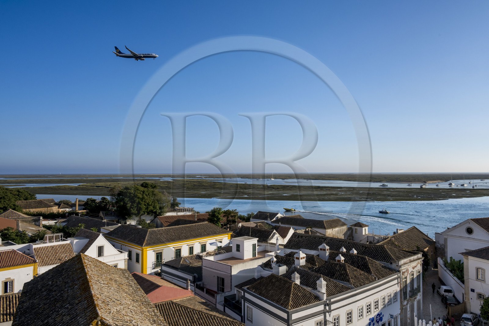 Portugal, Algarve, Faro, avion de ligne de la compagnie Ryanair à l'atterrissage au dessus de la vieille ville et de la lagune