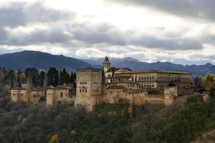 Espagne, Andalousie, Grenade, l'Alhambra, classé Patrimoine Mondial de l'UNESCO, et les montagnes de la Sierra Nevada