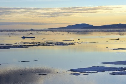 Groenland, cote Nord-Ouest, Smith sound au nord de la baie de Baffin, banquise en train de fondre le long de la côte de Inglefield Land
