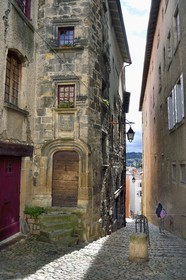 France, Haute-Loire (43), Le Puy-en-Velay, étape classée Patrimoine Mondial de l'UNESCO dans le cadre des chemins de Compostelle, Hotel de Chaumeils aussi appelé Hotel Dulac de Fugères rue Cardinal-de-Polignac et les escaliers de la rue Rochetaillade