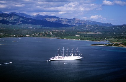 France, Corse-du-Sud (2A), le bateau de croisière club-mediterranée 2 dans la baie de Porto-Vecchio (vue aérienne)