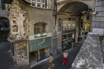 Italie, Ligurie, Gênes, ruelle du vieux centre historique, commerces au pied de l'église San Pietro in Banchi via di San Pietro della Porta en bordure de la Piazza Banchi