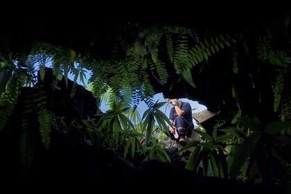 France, Ile de la Reunion, volcan du Piton de la Fournaise, classé Patrimoine Mondial de l'UNESCO, le Grand-Brûlé, coulée de lave récente, pompier à l'entrée d'un tunnel de lave à l'occasion d'un exercice de sauvetage