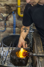France, Moselle, Meisenthal, Centre international d'Art verrier (CIAV) (international glass centre), the blowing workshop, the prompter regulates the mass at home plate while performing a continuous rotation of his cane and preparation of the parison before passing to the mold
