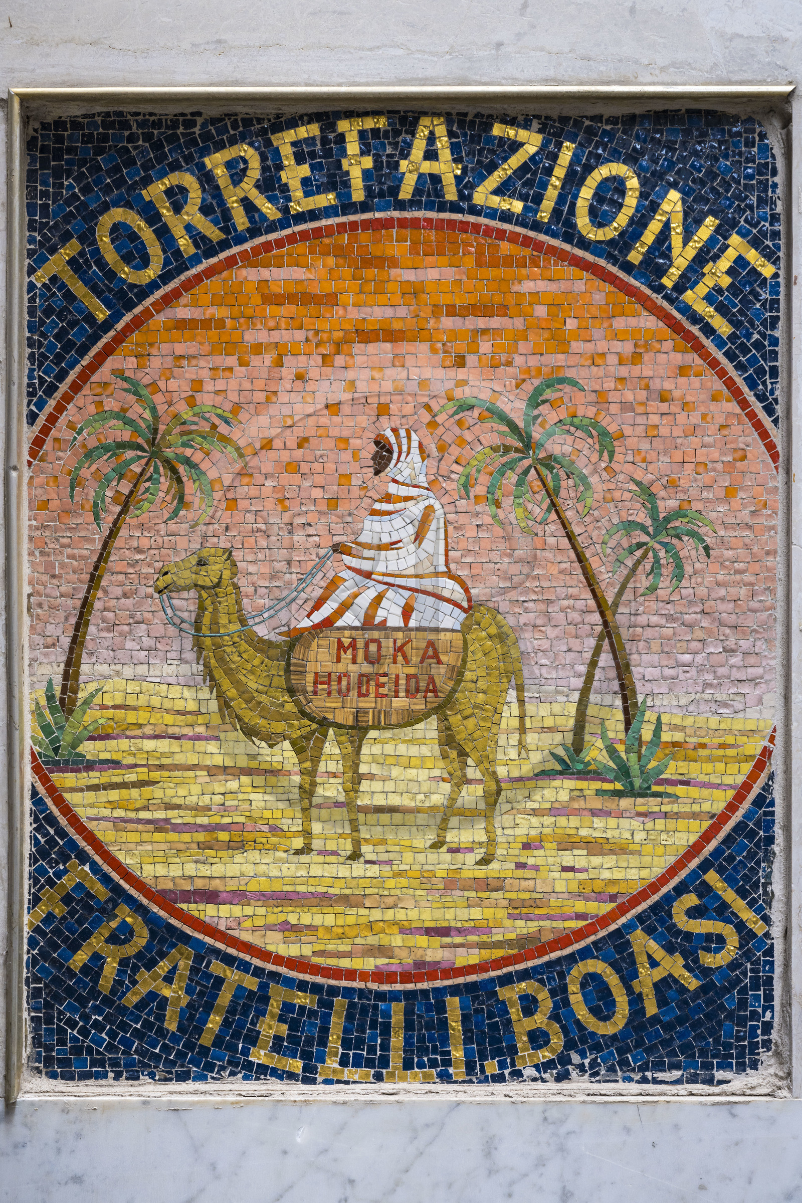 Italie, Ligurie, Gênes, ruelle du vieux centre historique, mosaique de l'enseigne du café Torrefazione fratelli Boasi dans la rue Vico Inferiore del Ferro