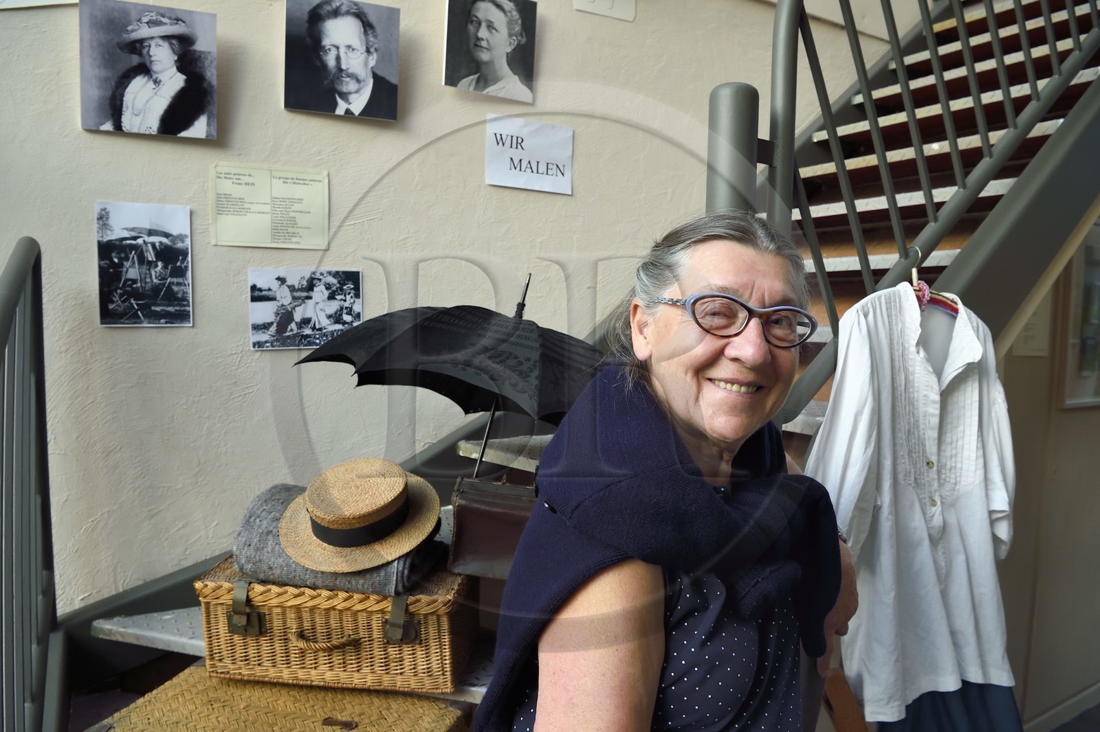 France, Bas-Rhin (67), Parc naturel régional des Vosges du Nord, Obersteinbach, le musée Maison des chateaux forts, Christelle Ullmann organisatrice de l'exposition sur l'école de peinture pour femmes au tournant du XXème siècle