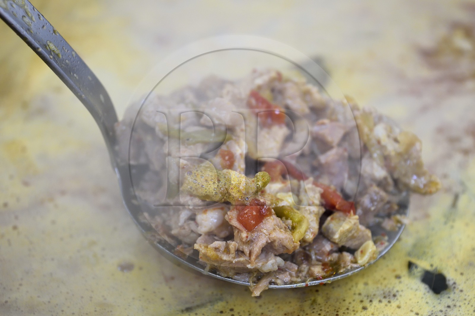 France, Pyrénées-Atlantiques (64), Pays-Basque, Espelette, préparation en cuisine de l'Axoa qui est un émincé de viande de veau relevé avec des épices, des piments d'Espelette, des poivrons et des oignons