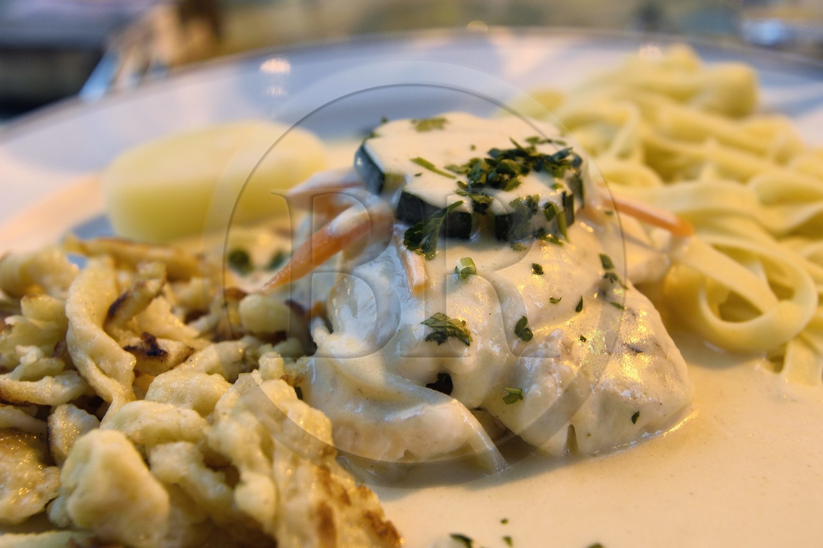 France, Bas-Rhin (67), Strasbourg, vieille ville classée au Patrimoine Mondial de l'UNESCO, quartier de la Petite France, restaurant de la Maison des Tanneurs, Sandre sauce matelote aux Spazele