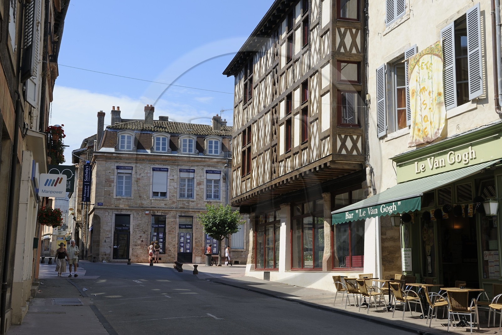 France, Saône et Loire (71), Tournus, la rue principale appelée rue de la République, la vieille salle de cinéma