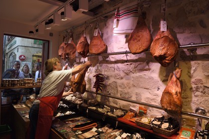 France, Pyrénées-Atlantiques (64), Pays-Basque, Bayonne, Charcuterie Aubard, jambon de Bayonne