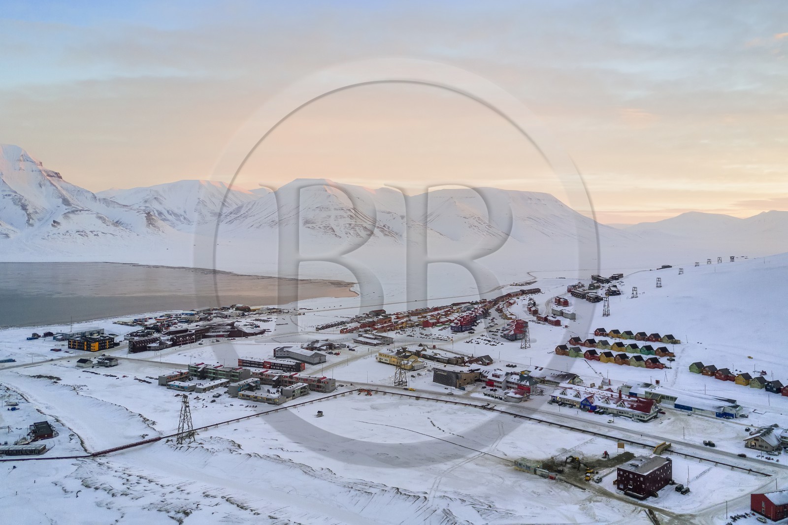 Norvège, Svalbard, Spitzberg, la ville de Longyearbyen en bordure de l'Adventfjorden (vue aérienne)