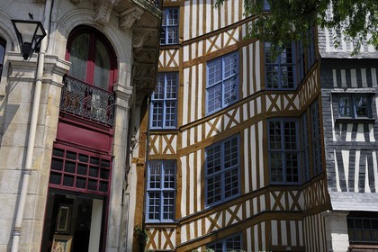 France, Seine-Maritime (76), Rouen, chambres d'hôtes la Maison Qui Penche place Barthélémy dans une ancienne maison à colombages
