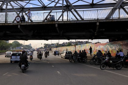 Vietnam, Hanoï, début du Pont Long Bien anciennement pont Paul Doumer sur le boulevard Tran Quang Khai