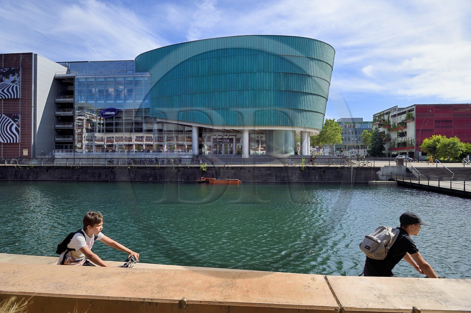France, Bas-Rhin (67), Strasbourg, amenagement du port du Rhin et reconversion du mole du Bassin d'Austerlitz, le cinema UGC Ciné Cité Rives Etoiles par les architectes Valode et Pistre