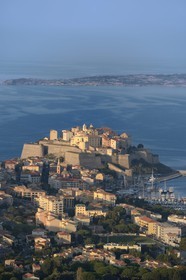 France, Haute-Corse (2B), Calvi et sa citadelle génoise dans la baie de Calvi