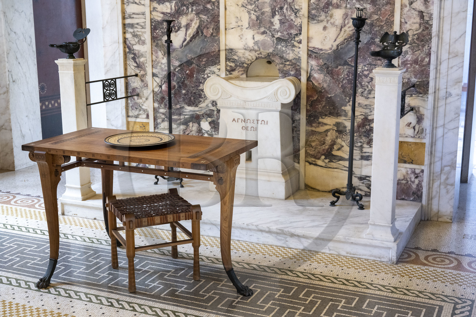 France, Alpes-Maritimes (06),  France, Alpes Maritimes (06), Beaulieu sur Mer, villa Kerylos de style neo-grec construite en 1908 par architecte Emmanuel Pontremoli, l'Andron ou salon des hommes, table traditionnelle à trois pieds et autel à offrandes domestique