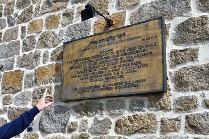 France, Haute-Loire (43), Chambon-sur-Lignon, plaque sur le Lieu de mémoire destiné à mettre en valeur l'attitude des habitants du Chambon et des alentours dans l'accueil et le sauvetage des juifs pendant l'Occupation, reconnus comme Justes parmi les nations