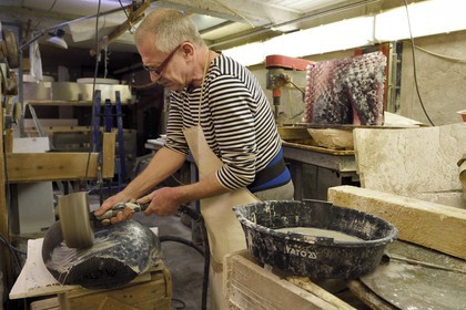 République Tchèque, Prague, l'artiste sculpteur verrier Jaromir Rybak dans son atelier