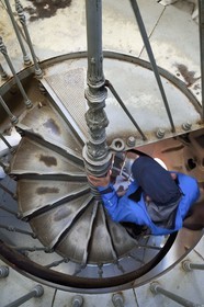 France, Haute-Loire (43), Le Puy-en-Velay, étape classée Patrimoine Mondial de l'UNESCO dans le cadre des chemins de Compostelle, escalier intérieur de la statue de Notre-Dame de France (de 1860) au sommet du Rocher Corneille