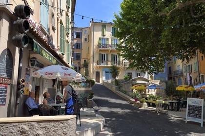 France, Var, Provence Verte, Barjols, fountaine and memorial of the Place Victor Hugo