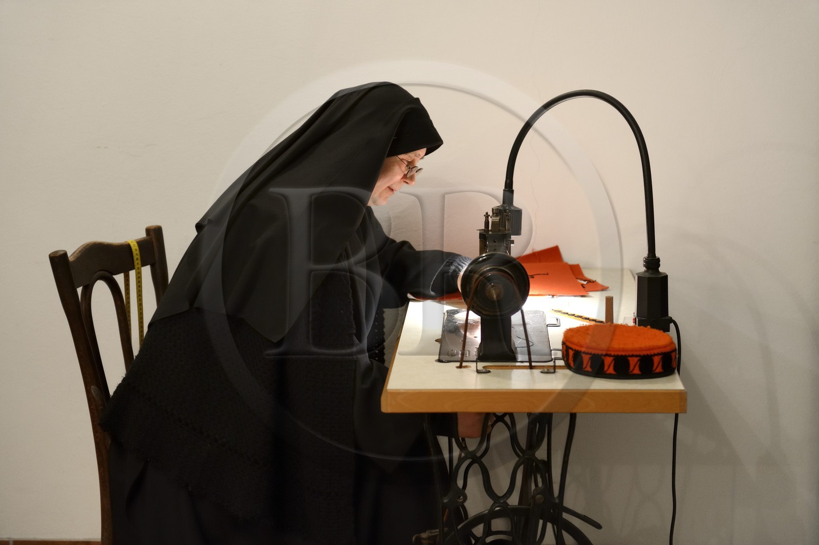 Croatie, Dalmatie, côte dalmate, Sibenik, Couvent Sainte-Lucie (samostan sv. Luce), les nonnes subviennent à leurs besoins en faisant des travaux de tricot et broderie pour les costumes traditionnels, soeur Fortunata
