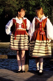 Estonie (Pays Baltes), île de Saaremaa, jeunes filles du village de Mustila en costume traditionnel