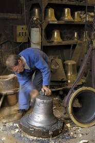 France, Manche (50), Villedieu-les-Poêles, la fonderie de cloches Cornille-Havard, demoulage d'une cloche
