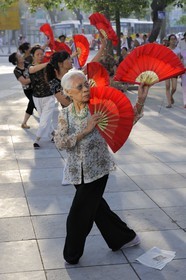 Vietnam, Hanoï, vieille ville, lac Hoan Kiem appelé le petit lac ou lac de l'épée restituée, femmes pratiquant le Tai chi