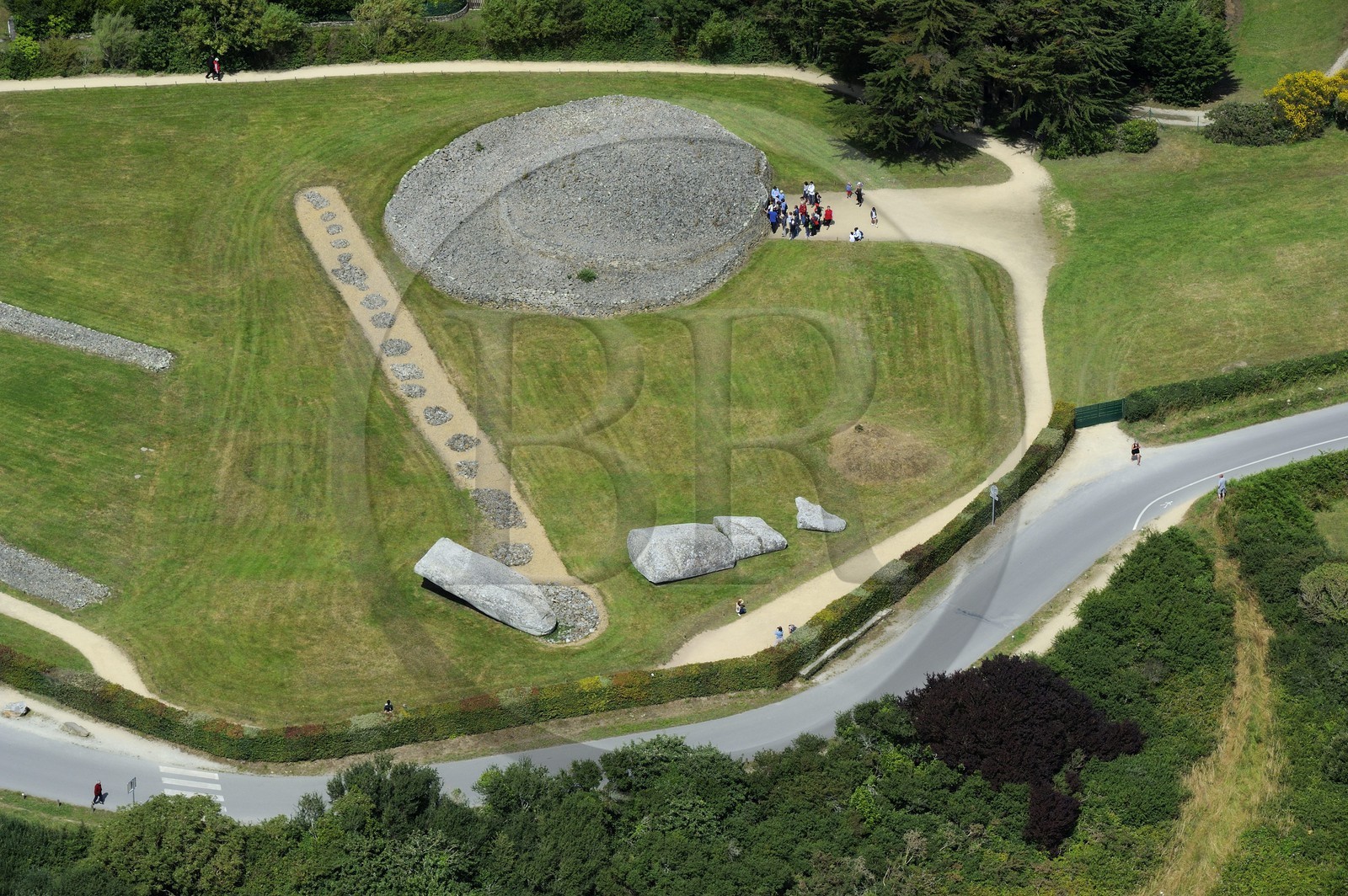 France, Morbihan (56), Golfe du Morbihan, Locmariaquer, le grand menhir brisé d'Er Grah et le cairn de la Table des Marchands (vue aérienne)