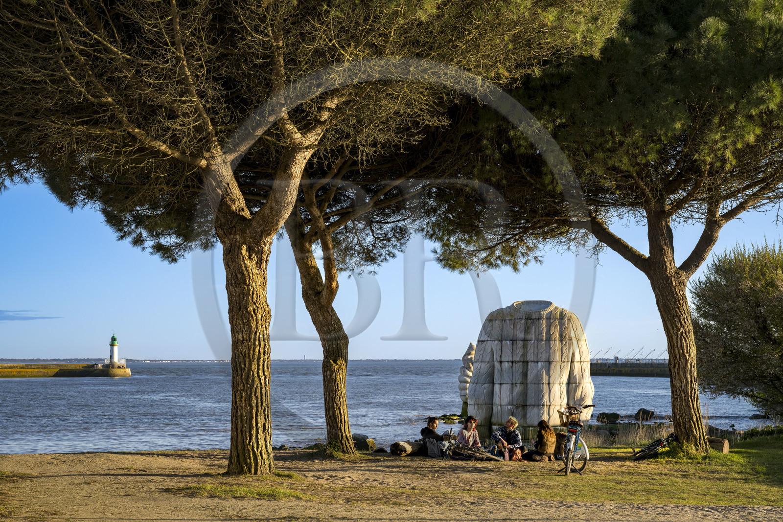 France, Loire-Atlantique (44), Estuaire de la Loire, Saint-Nazaire, collection d'art contemporain à ciel ouvert Estuaire, groupe de jeunes gens devant une des trois sculptures monumentales en béton Le pied, le pull et le système digestif réalisée par les artistes Daniel Bewar et Gregory Gicquel en bordure du Quai de la Jetée France, Loire-Atlantique (44), Estuaire de la Loire, Saint-Nazaire, collection d'art contemporain à ciel ouvert Estuaire, groupe de jeunes gens devant une des trois sculptures monumentales en béton Le pied, le pull et le système digestif réalisée par les artistes Daniel Bewar et Gregory Gicquel en bordure du Quai de la Jetée