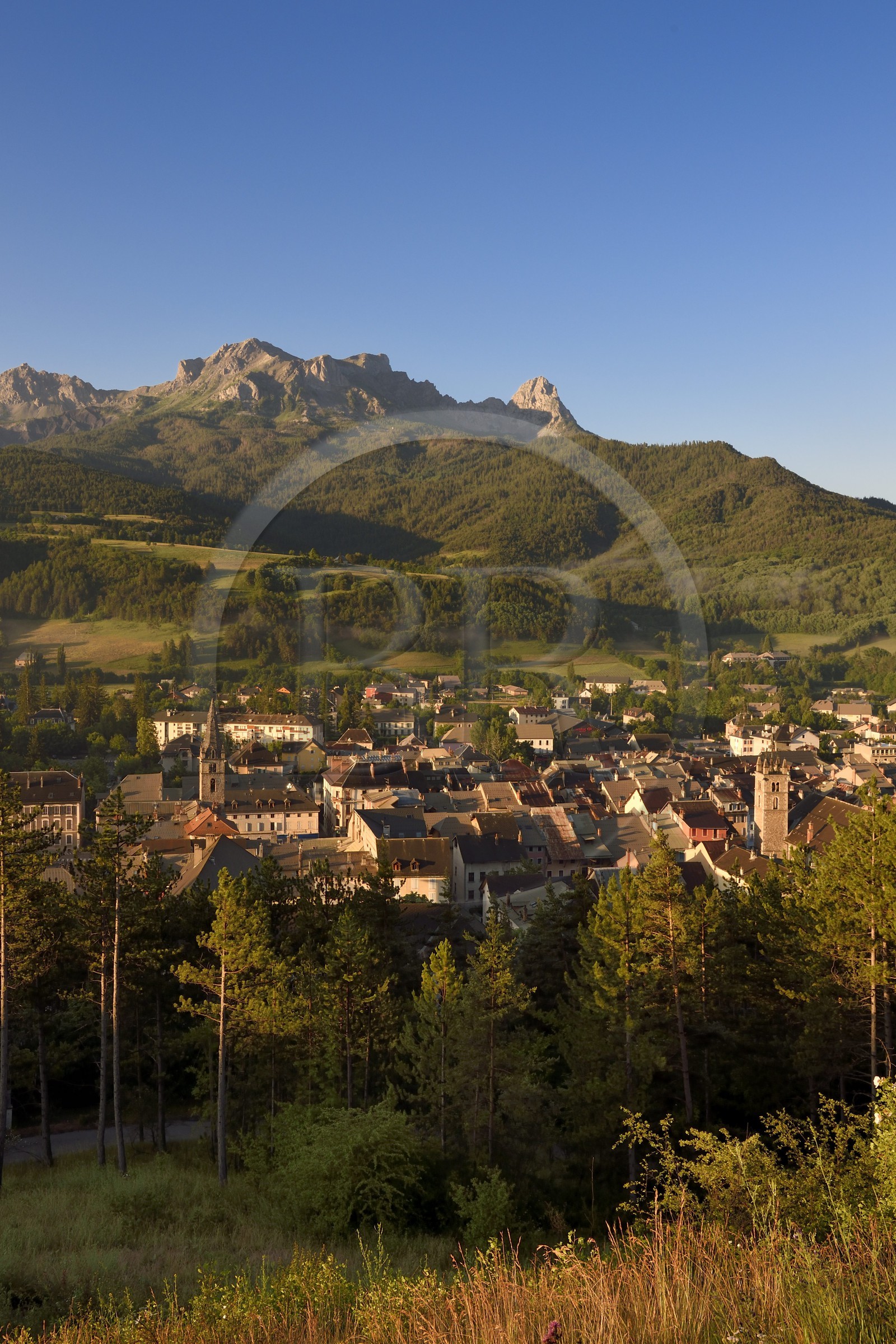 France, Alpes-de-Haute-Provence (04), vallée de l'Ubaye, Barcelonnette dominé par la montagne Chapeau de Gendarme (2682m)