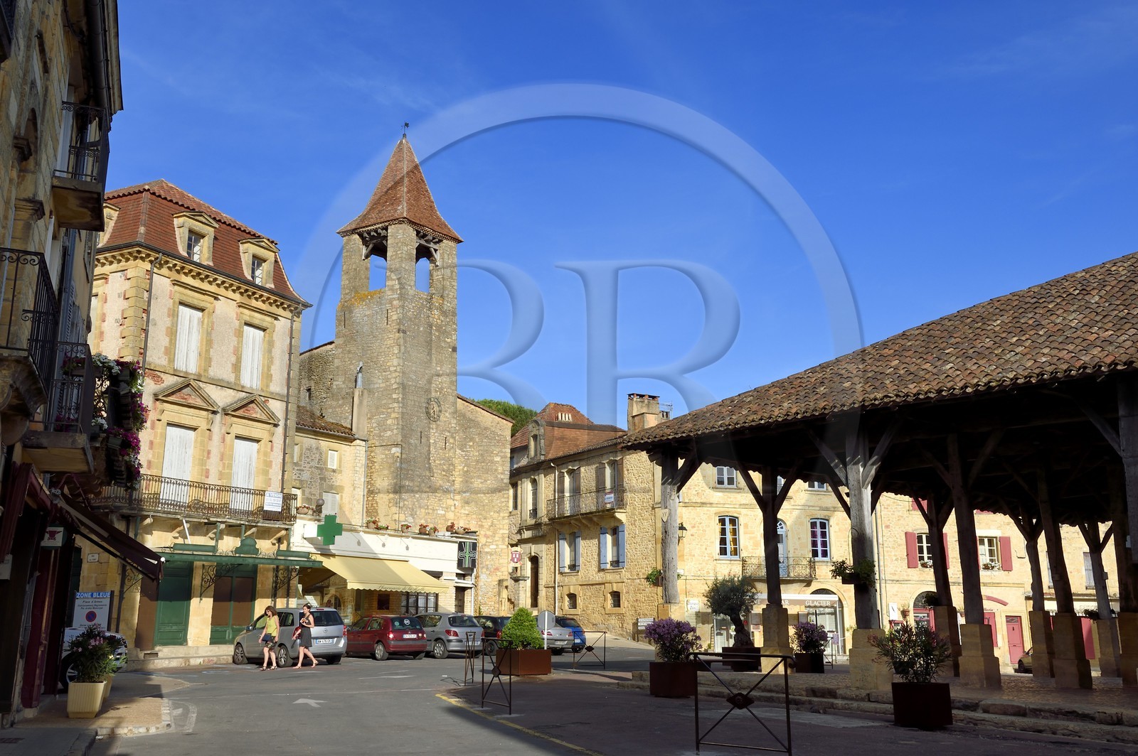 France, Dordogne (24), Périgord Noir, Belvès, labellisé Les Plus Beaux Villages de France, la Tour des Filhols du XIème siècle abritant l'office du tourisme sur la place d'Armes et la halle du XVème siècle