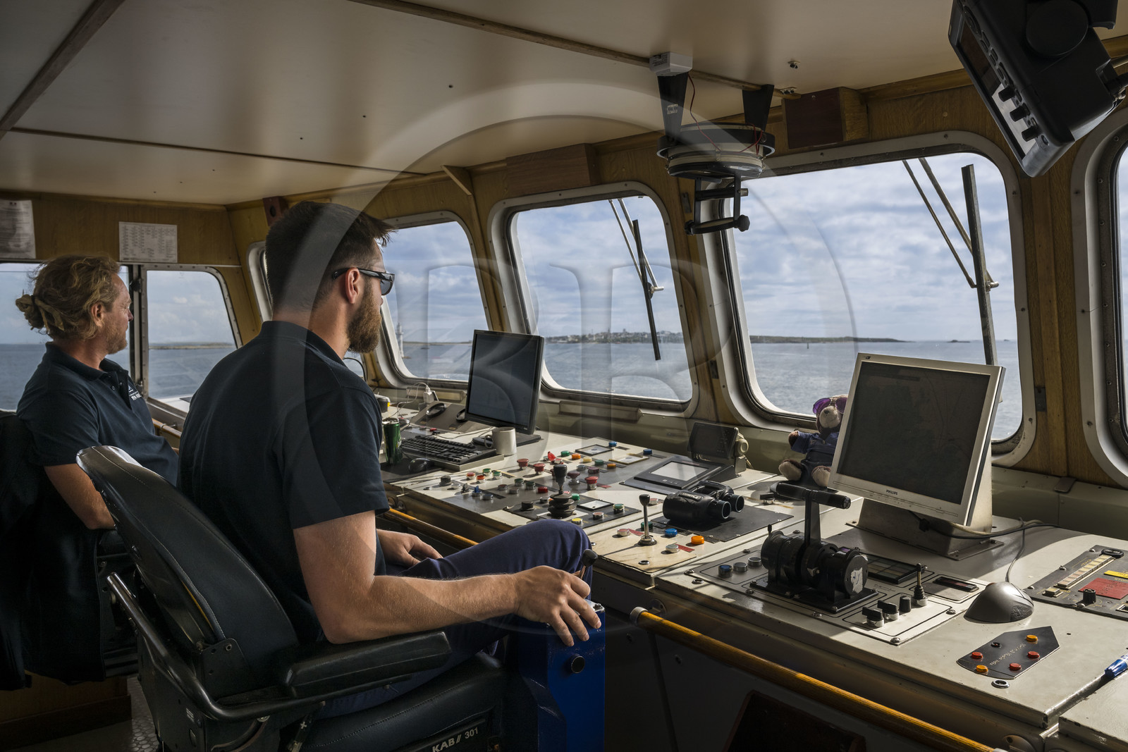 France, Finistère (29), Mer d'Iroise, Ile de Molène, navire de la Penn ar Bed assurant la liaison avec les iles de Molène et Ouessant, arrivée sur l'Ile de Molène vue depuis la passerelle avec le pilote