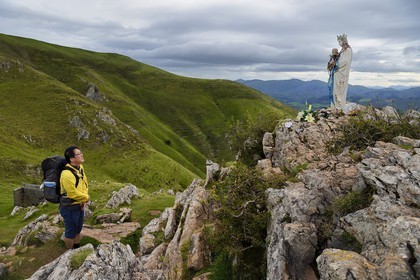 France, Pyrénées-Atlantiques (64), Pays-Basque, chemin de Saint-Jacques de Compostelle sur le GR 65 entre Saint-Jean-Pied-de-Port et Roncevaux, pèlerin sud-coréen priant la Vierge de Biakorri sur la montagne Urculu