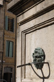 France, Saône et Loire (71), Cluny, fontaine devant l'église Notre-Dame