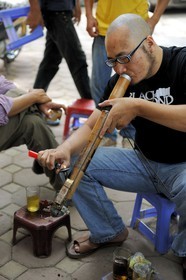 Vietnam, Hanoï, fumeur de tabac dans une pipe à eau appelée bang