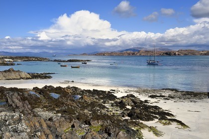 United Kingdom, Scotland, Highland, Inner Hebrides, sandy beach on Iona Island facing the Ross of Mull