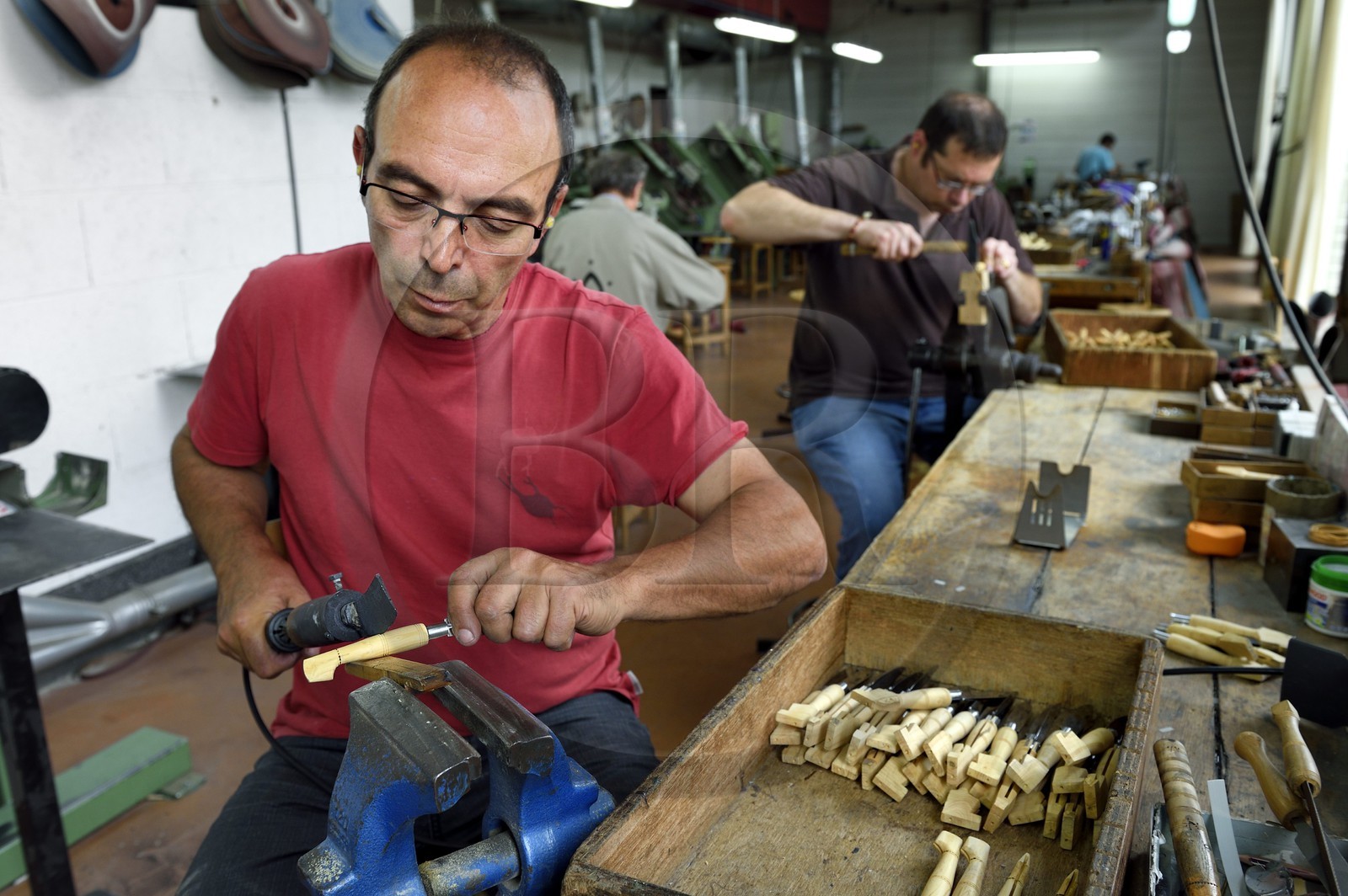 France, Dordogne (24), Périgord Vert, Nontron, fabrication des couteaux de Nontron à la Coutellerie Nontronnaise, pyrogarvure du motif du manche