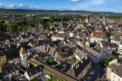 France, Côte-d'Or (21), les climats de Bourgogne classés Patrimoine Mondial de l'UNESCO, Beaune, hotels particuliers de la vieille ville, la basilique collégiale Notre-Dame de Beaune à droite et la Côte de Beaune à gauche en arrière plan (vue aérienne)